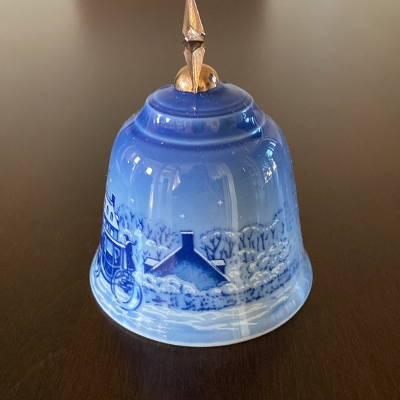 Christmas in Williamsburg First Edition Bell - Christmas in America Collection - Picture 2 of 6